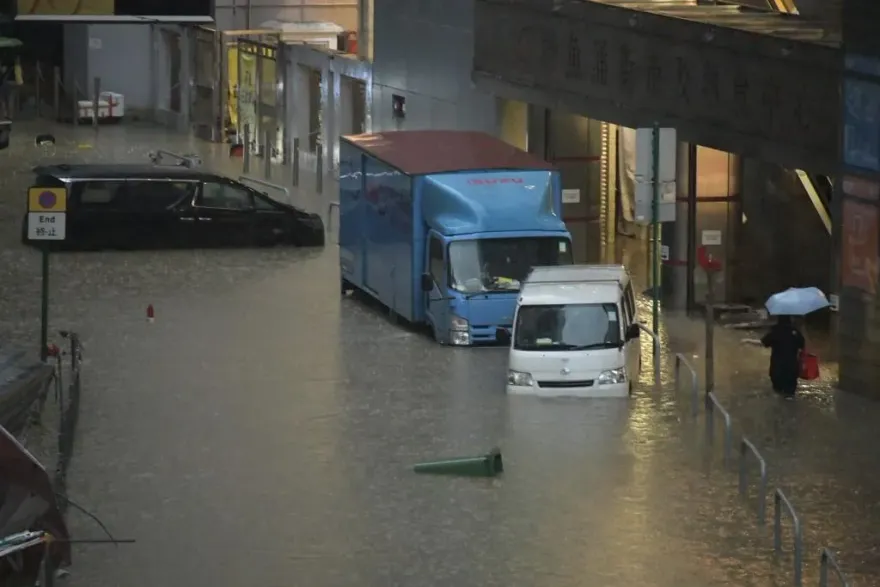 百年一遇暴雨！香港全城癱瘓未停班　民眾湧入特首臉書狂轟