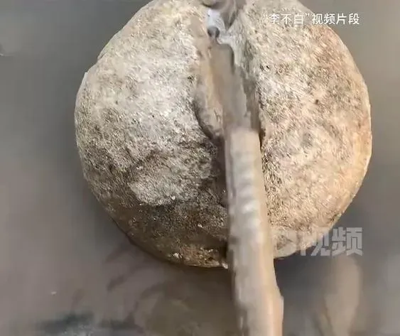 影/「鐵杵磨針」真實版！他河邊用鋼筋狂磨超2000天　網嘲：石頭先穿了