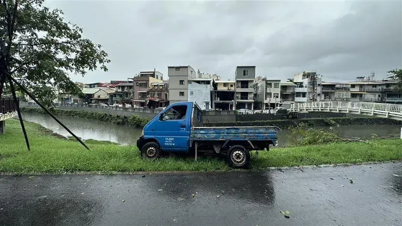 快訊/高雄男開車突心肌梗塞！草地打滑自撞身亡　生前曾摀胸口表情痛苦