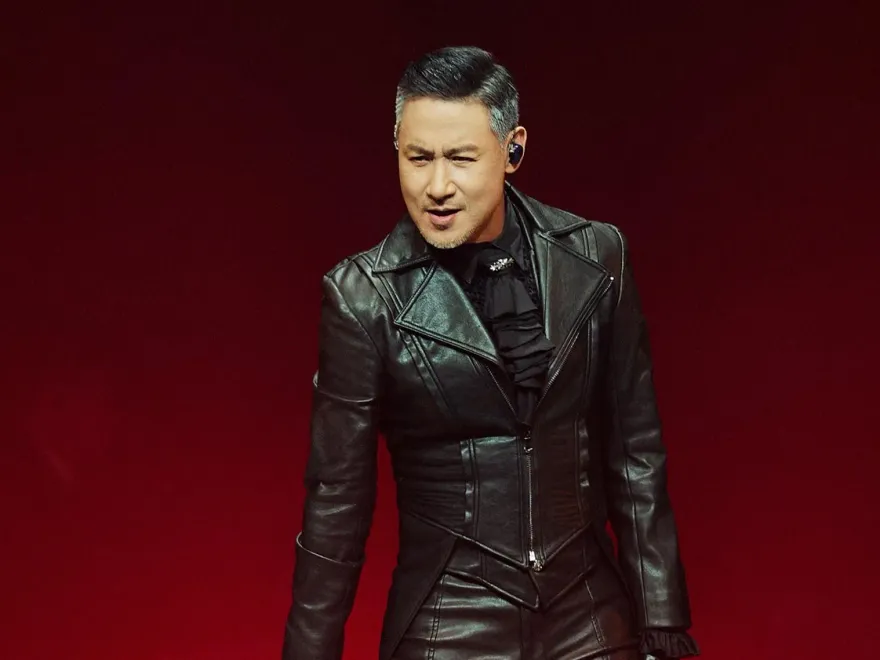 才剛跌坐舞台！張學友再開唱秀「劈腿」絕活…竟突喊話：不要告訴周杰倫