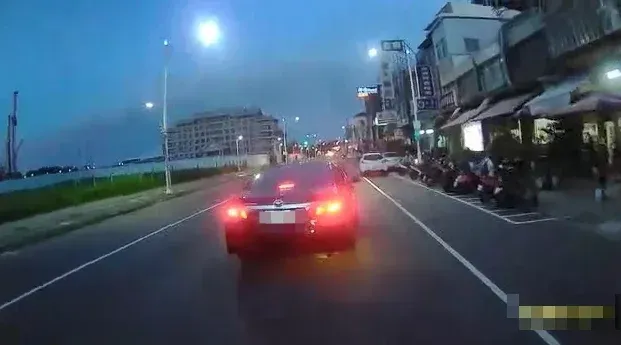 高雄機車騎士突遭轎車「剪車」還急煞！他氣到PO網飆髒話　警方出手了