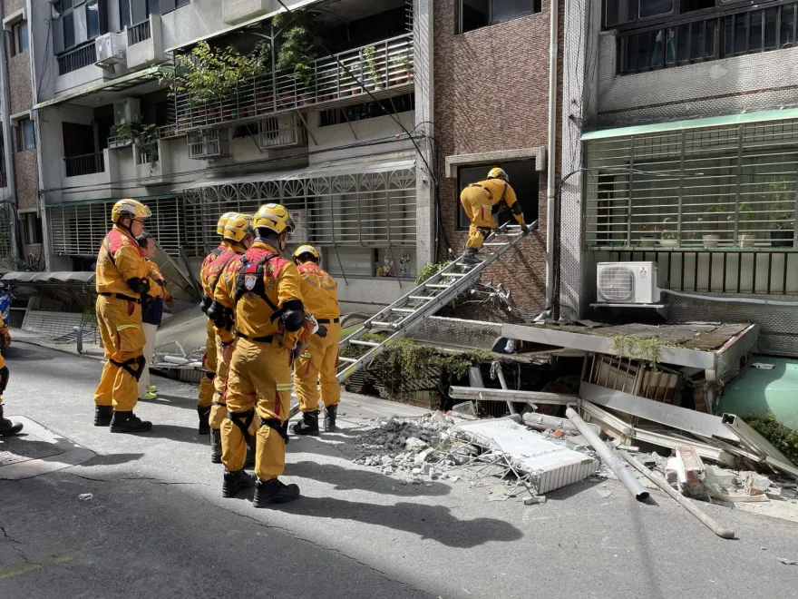 快訊/前進大直下陷危樓直擊！北市消防局搜救隊先遣小組入塌樓評估屋況