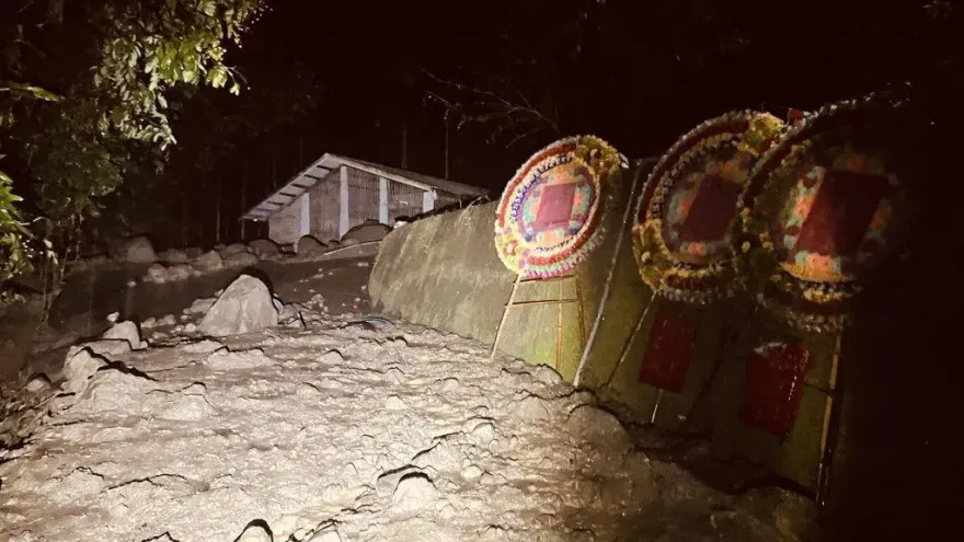 出殯遺體慘遭就地掩埋！嘉義土石流「毀家園」　機具不願冒險上山