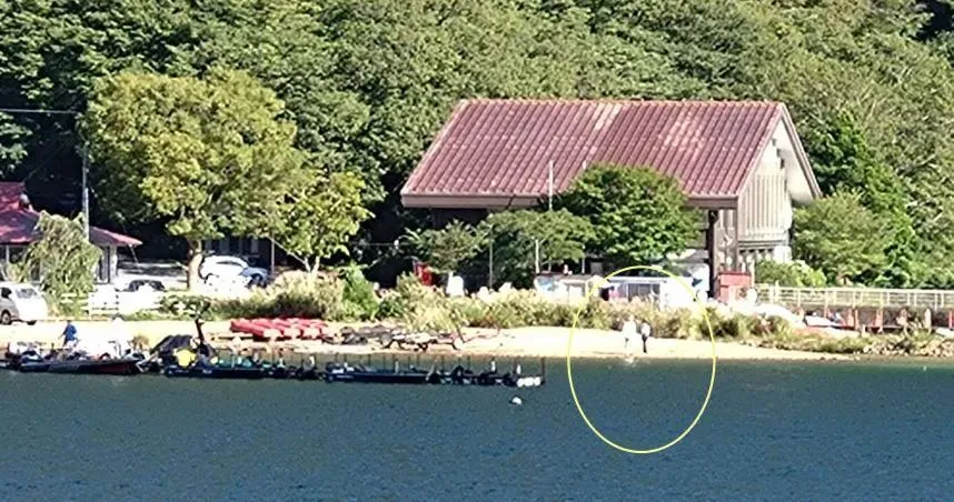 湖邊拍照旁邊多一個人　他拉近一看：面朝拍攝者