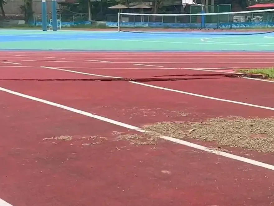 道明外僑學校「今恢復上課」！操場圍牆龜裂「無安全疑慮」　交通管制解除