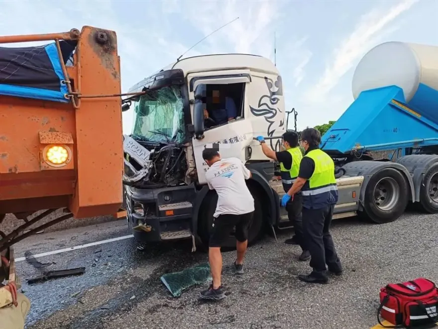 快訊/貢寮台2線濱海公路「3車追撞」！45歲駕駛慘遭夾傷
