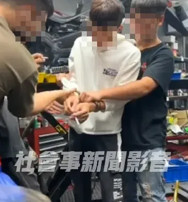 影/6屁孩「爽玩警用手銬」！還學「警察押解嫌犯」嚇壞鎖匠　桃園警追查