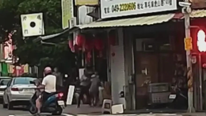 影/找不到眼鏡就暴走！南投醉漢磚頭K妻　孝子挺身護母出拳撂倒