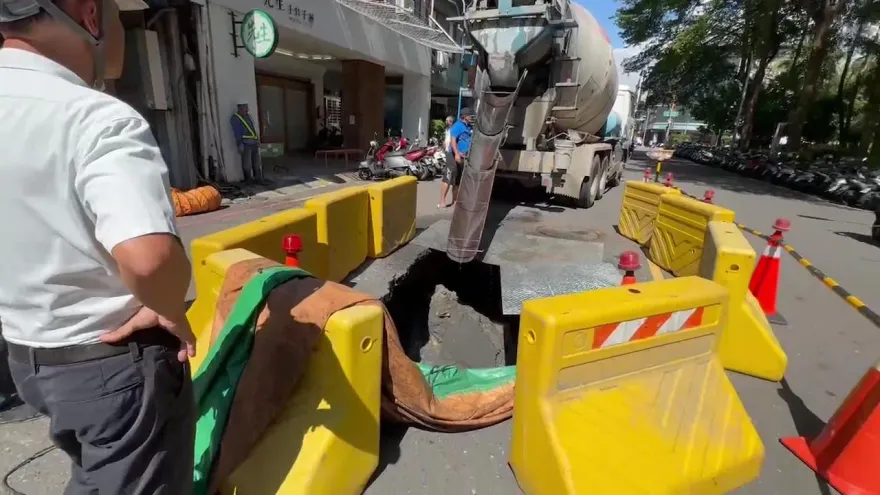 影/高雄前鎮驚現4米大天坑！大雨掏空地基2米深　市府緊急修補