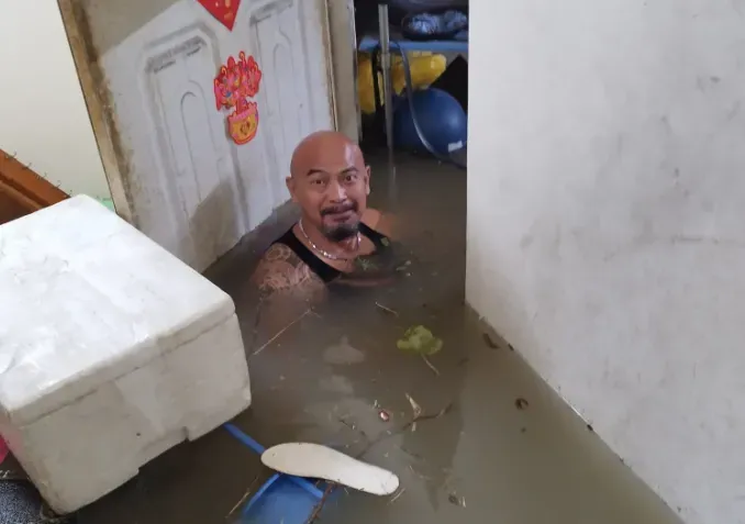 影/嘉義家淹150公分變泳池！「玩命光頭」掌中劇團王勇達泡水剩肩膀　網：以為P圖