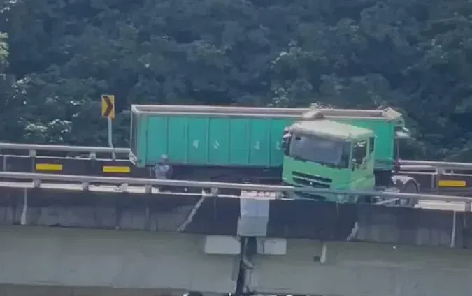 不是拍電影！國6聯結車「折頸」驚險卡24米高架　頭再出去一點就墜橋