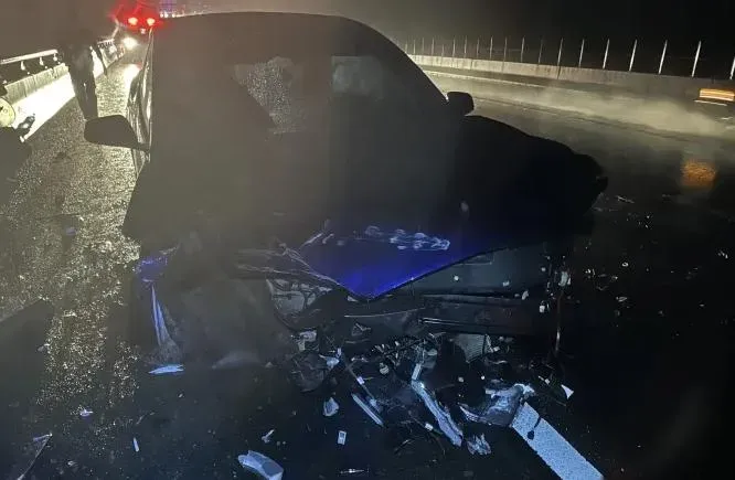 影/國3竹崎段「鋪滿廚餘」害他打滑鬼切兩車道、撞護欄車頭爛