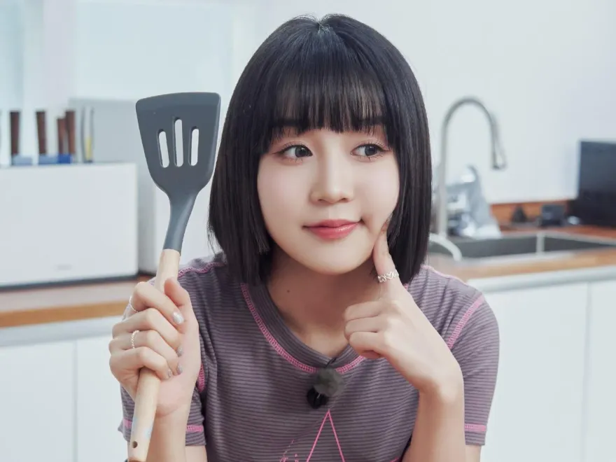 出道後睡沙發2年！Kep1er江崎光曝痠痛到「吃止痛藥」也沒用…粉怒轟：垃圾公司