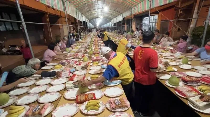 影/等2年不能搶輸人！銅鑼五福廟普渡6500盤供品「1分鐘掃光」