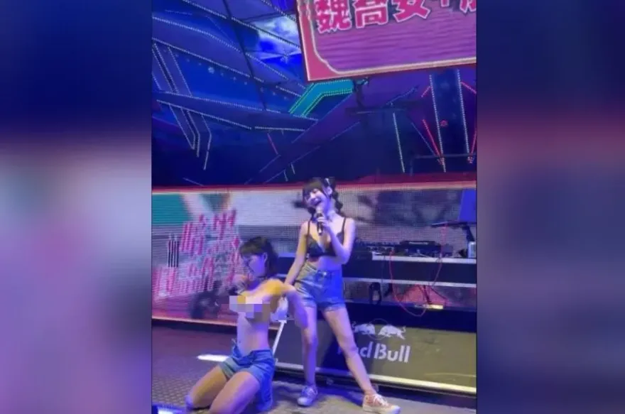 台大AV女優魏喬安拼了！當眾脫胸罩露上空、SWAG內內也現身　粉絲尖叫