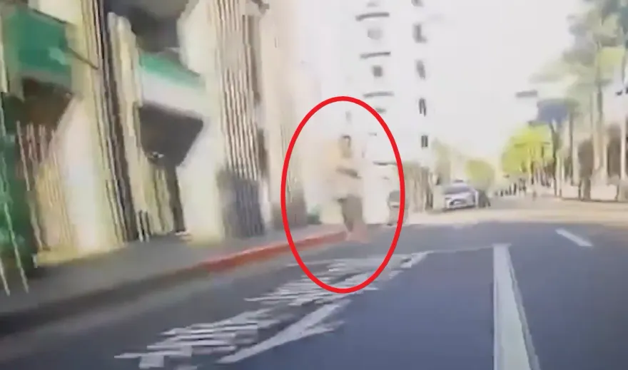 就看一眼！唭哩岸捷運站外狂男持利剪狂追　女騎士嚇到「大便」都縮起來