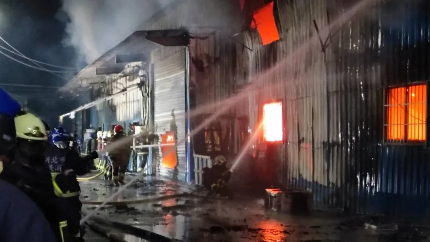 快訊/五股晚間連棟鐵皮屋大火　延燒2間搶救中