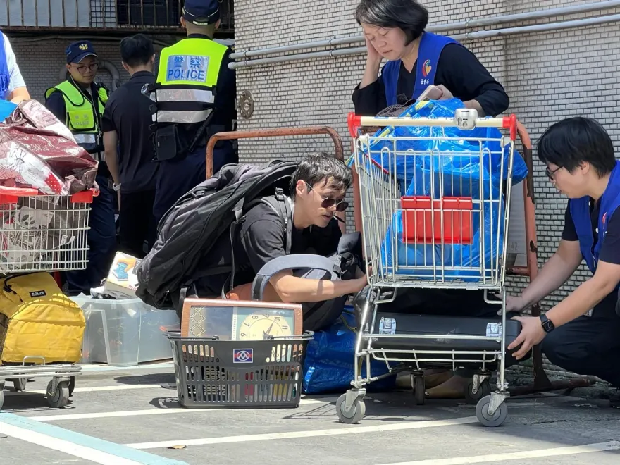 快訊/大直樓塌災區直擊！阿嬤取物身體不適被扶出    帥男救出黑膠唱片古董鐘