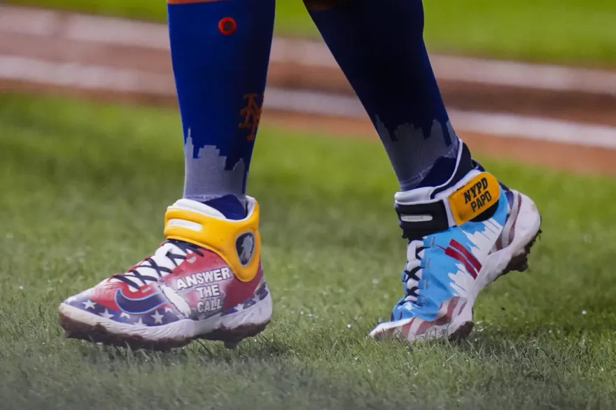 忘不了911恐攻！大都會重砲穿「世貿雙塔」紀念釘鞋上場