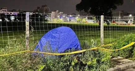 快訊/高雄前鎮街頭驚見疑似自焚！男子當場變火團命喪人行道樹叢