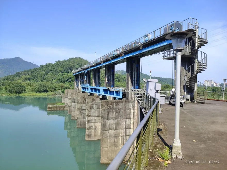 快訊/新店青潭堰水門驚現浮屍！「穿雨鞋臉朝下」警方釐清身分中