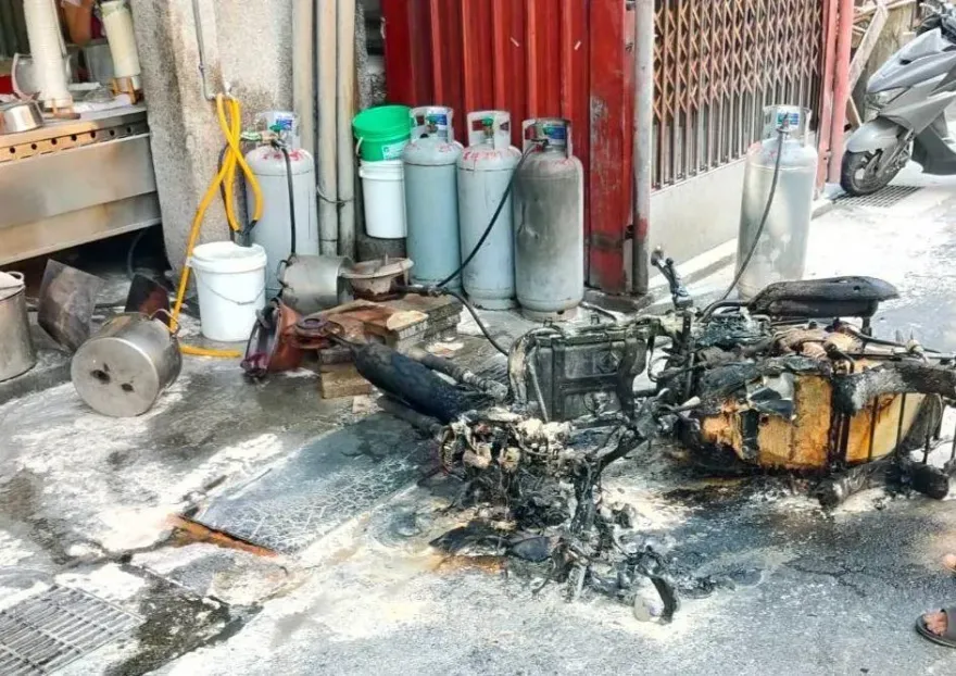 快訊/送瓦斯送到燒成廢鐵！新北三重男「機車倒變火團」　米苔目店差點遭波及