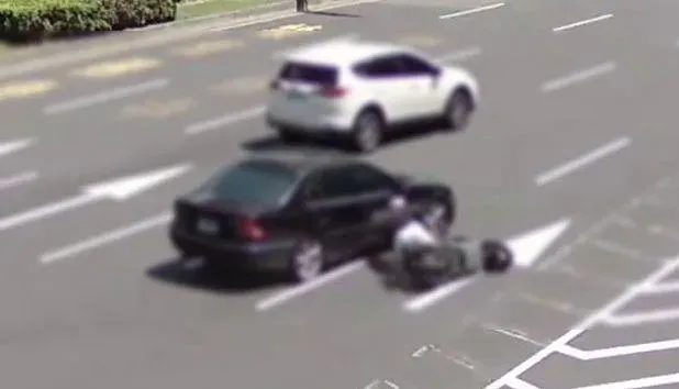 酒駕又違規變換車道！板橋賓士擦撞機車　騎士慘摔滑行腿骨折送醫