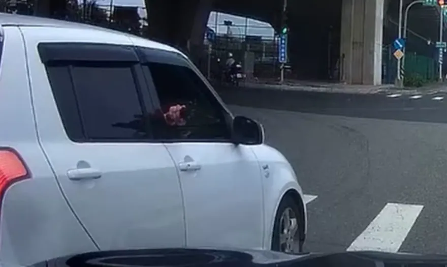 影/不是一般人的囂張！台中男被警車按喇叭　竟怒掏槍恐嚇警察