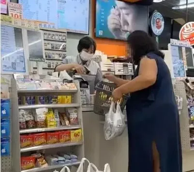 影/台南歐巴桑有夠誇張！狂買7883元商品　卡嗶不過竟然「不買了」…還嗆報警啊