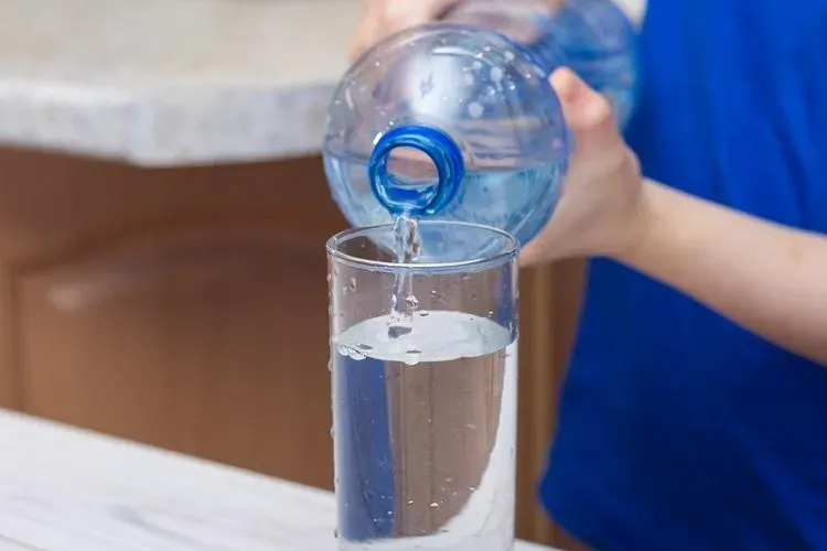 好市多氣泡水飄塑膠異物！不是人人適合氣泡水　身體缺水眼屎多、沒精神要注意