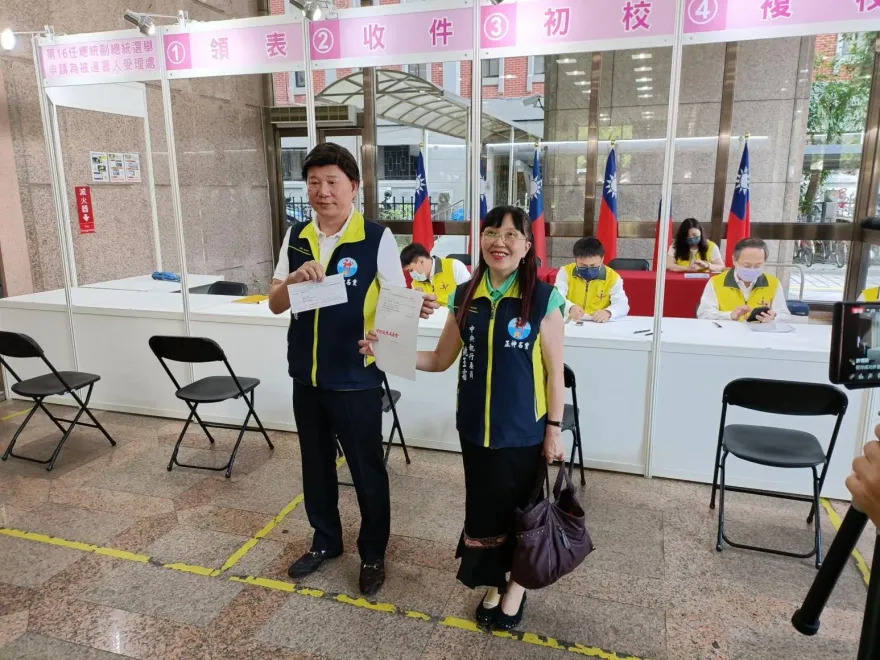 又有人宣布參選總統！正神名黨主席許榮德與副手佛光大學所長中選會登記連署
