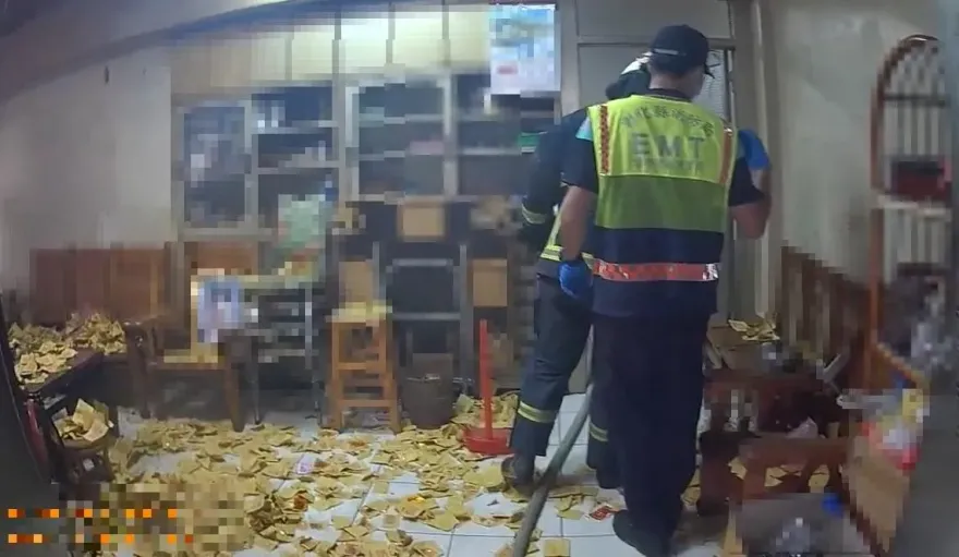 求職碰壁！弟客廳撒金紙爬頂樓　軍職兄收訣別語急叩警救人