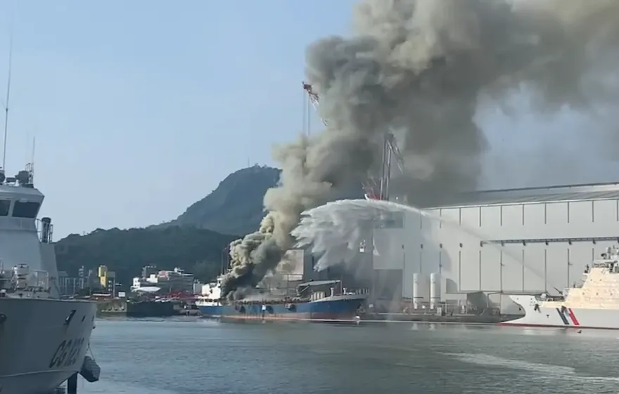 快訊/高雄旗津船舶驚傳火警！濃煙竄天…灌救畫面曝