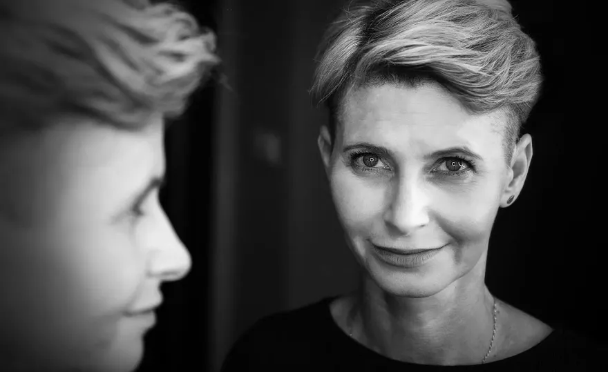 別對鏡子問「你是誰？」專家：4種問題都最好別問　小心自我認同瓦解