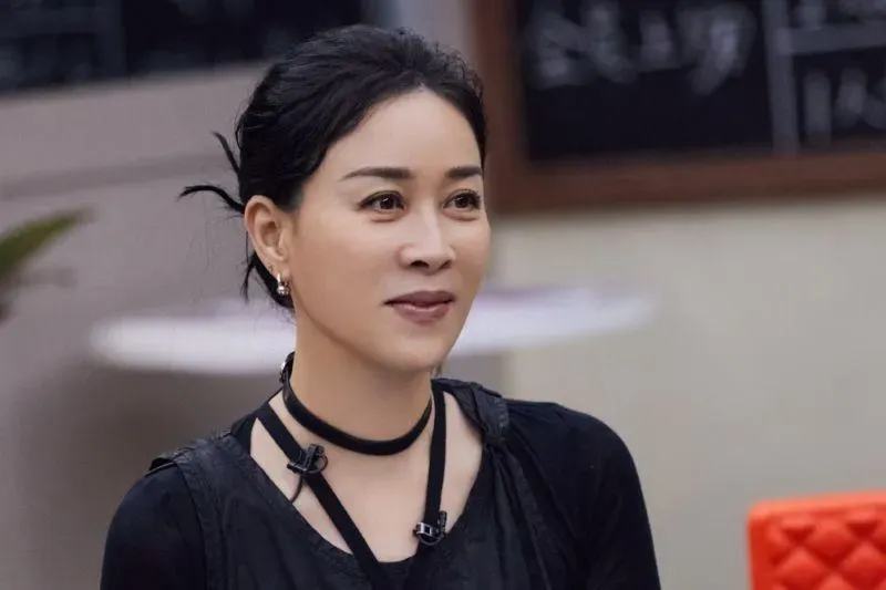 那英直噴鼻血泳裝照外流　「深V高衩」大露超兇　網讚：98％男生都愛