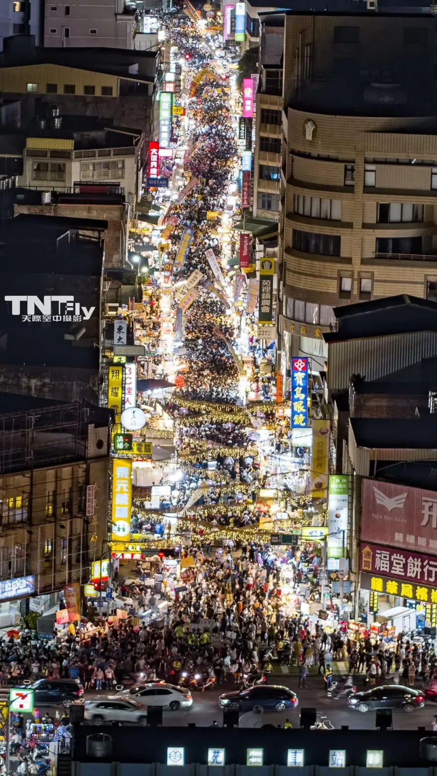 影/苑裡鬼門關夜市人潮爆棚！封6條街、400攤進駐　萬人擠滿大街畫面曝