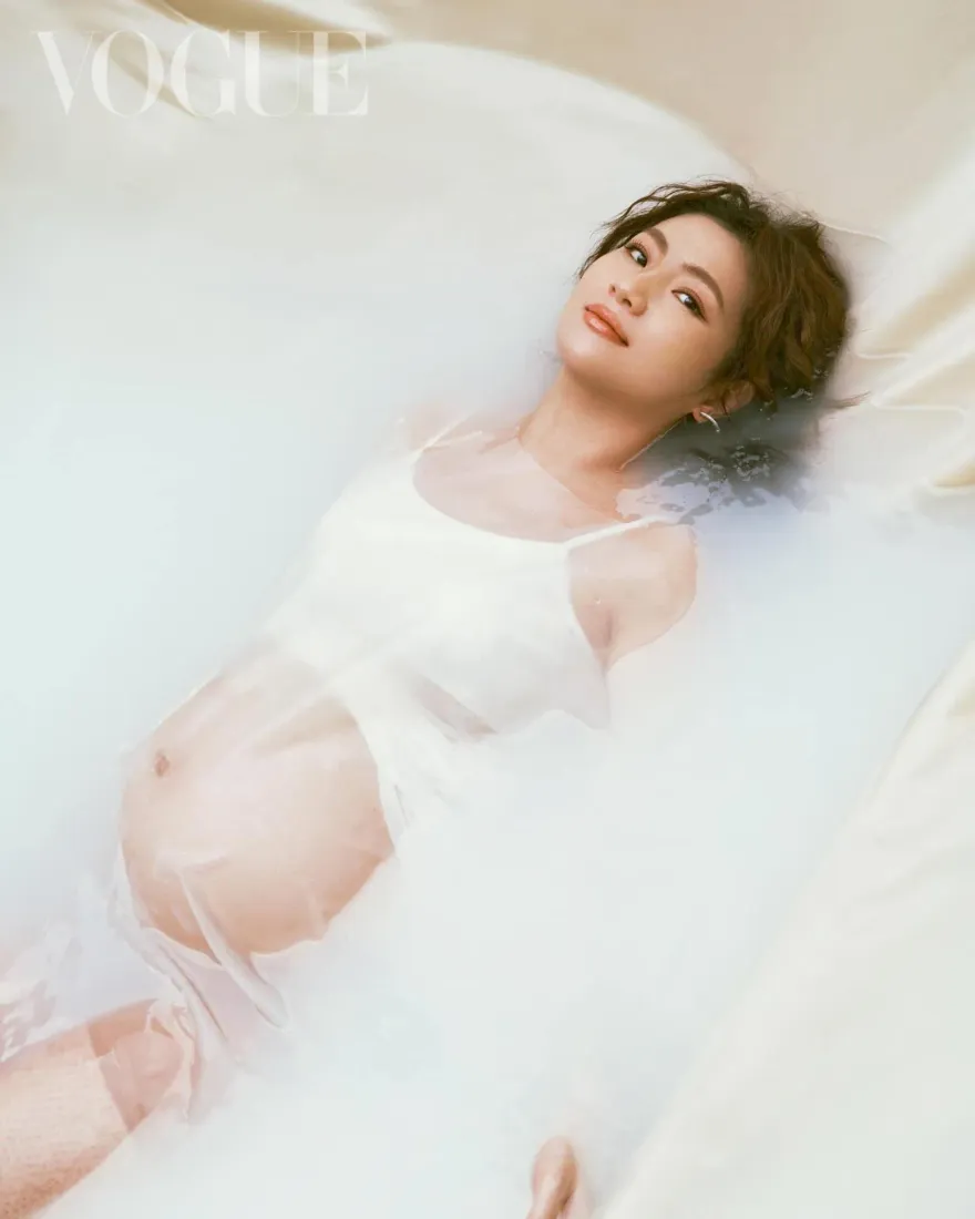 女王強勢回歸！Selina曬大尺度孕婦照露肚皮　性感指數火拼Ella