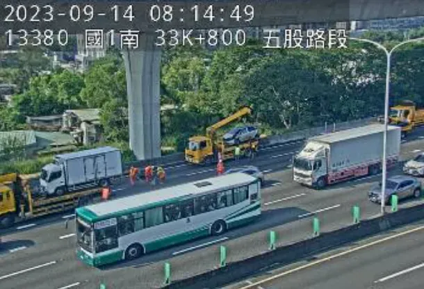 快訊/上班注意！國1北上五股段「3車追撞」　占用外線2車道