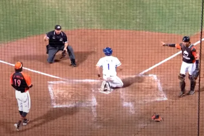 影/厲害了！主審被撞倒「一個前滾翻」還是帥氣舉手喊：OUT！