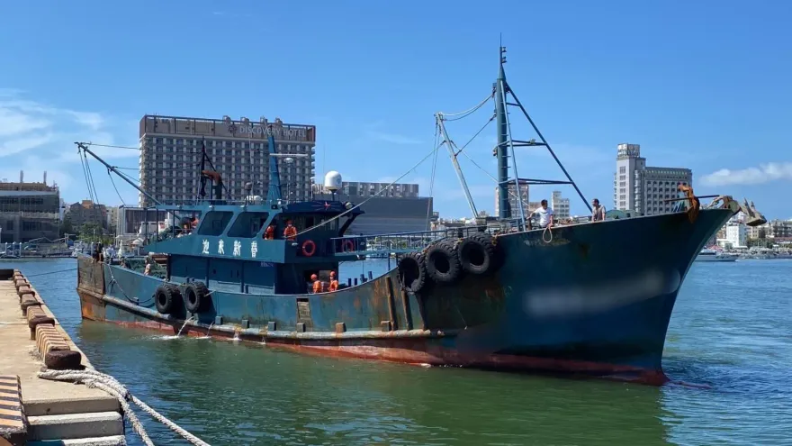 影/陸船越界拒停俥受檢！澎湖海巡強靠登檢逮9人押返