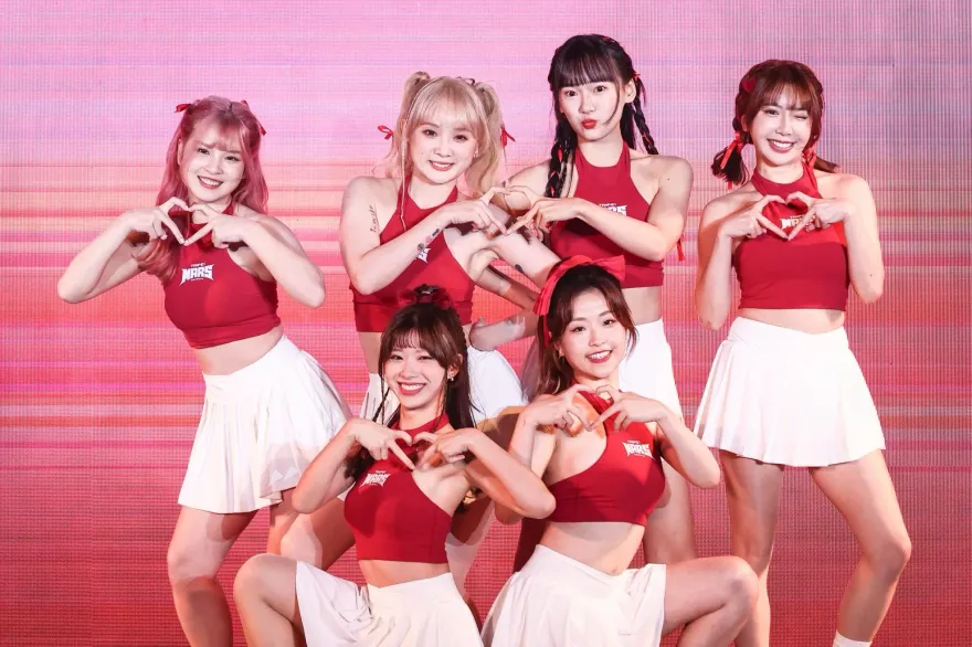 「台版莎賓娜」聯手「蜜卡登」！台新戰神啦啦隊曝光、個個嫩又正