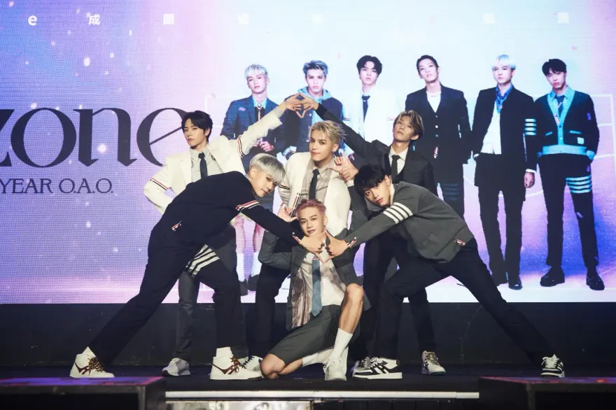 狠甩偶像包袱！Ozone成軍1週年曝喜訊　上山下海展露私下真實面貌