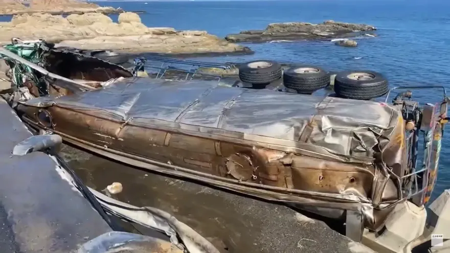 翻覆畫面曝！瑞芳濱海公路化學槽車摔落3公尺卡消波塊　駕駛不治身亡