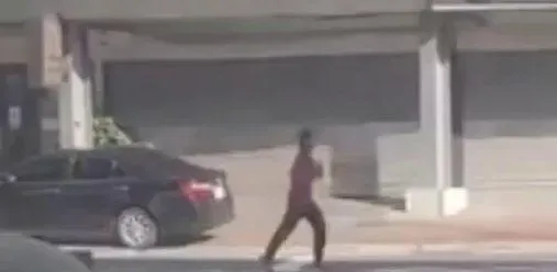 影/分分鐘變碰瓷驚悚畫面曝！高雄仁武婦人馬路當田徑場　竟逆向衝車流練跑