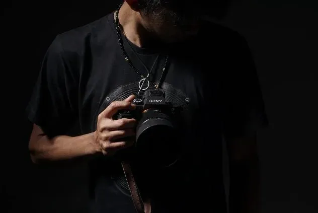 約嫩模3天2夜外拍趁機伸狼爪！色男摻FM2進礦泉水「餵藥」侵害得逞