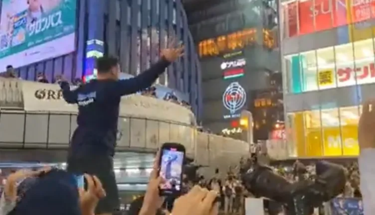 影/阪神虎封王嗨翻！球迷照「慣例」跳河還慫恿警方一起跳　2.1萬人盯道頓堀直播