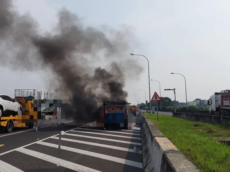 快訊/國道1號南下民雄路段驚傳火燒車！交流道前貨車陷火海…黑煙蓋天