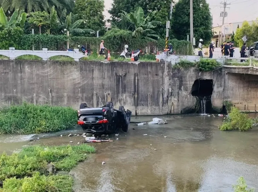 影/同廠牌路口對決！彰化休旅車戰輸、衝破護欄墜溝四腳朝天