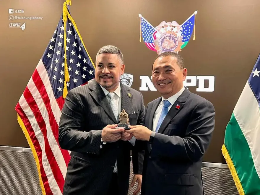 「前美國總統」曾任局長！侯友宜訪紐約市警局送關公像　忍不住把玩手銬、警棍
