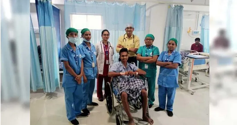 平時有做好事！印度男被2根1.8公尺鋼筋刺穿身體　緊急手術竟超幸運救回一命